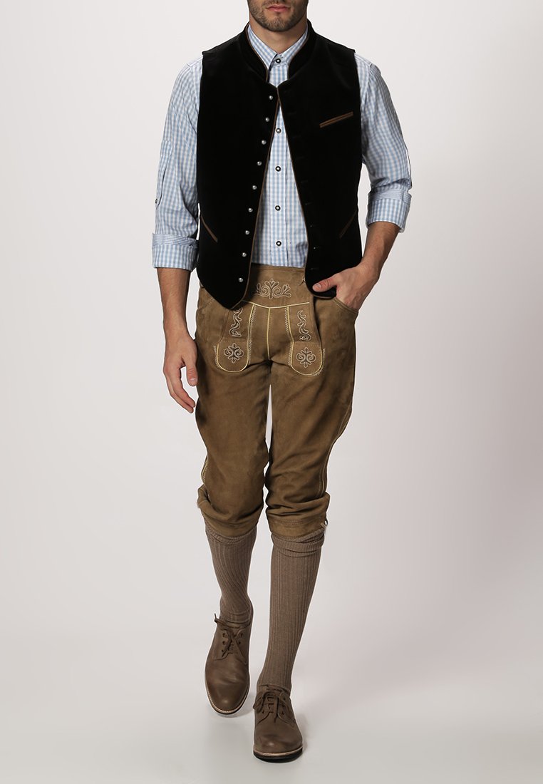 Schwarze Samtweste, blaues kariertes Hemd, hellbraune Ledershorts mit bestickten Details, braune Schuhe und hellbraune knielange Socken.