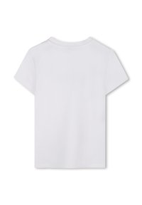 Biała bawełniana koszulka z okrągłym dekoltem, krótkimi rękawami i prostym, nieozdobionym wzorem. Materiał wydaje się gładki i lekki.