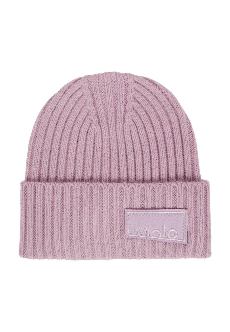 Gebreide beanie in zacht lichtpaars, met verticale ribbels en een omgeklapte rand met een gestructureerde patch met het label "Molo."