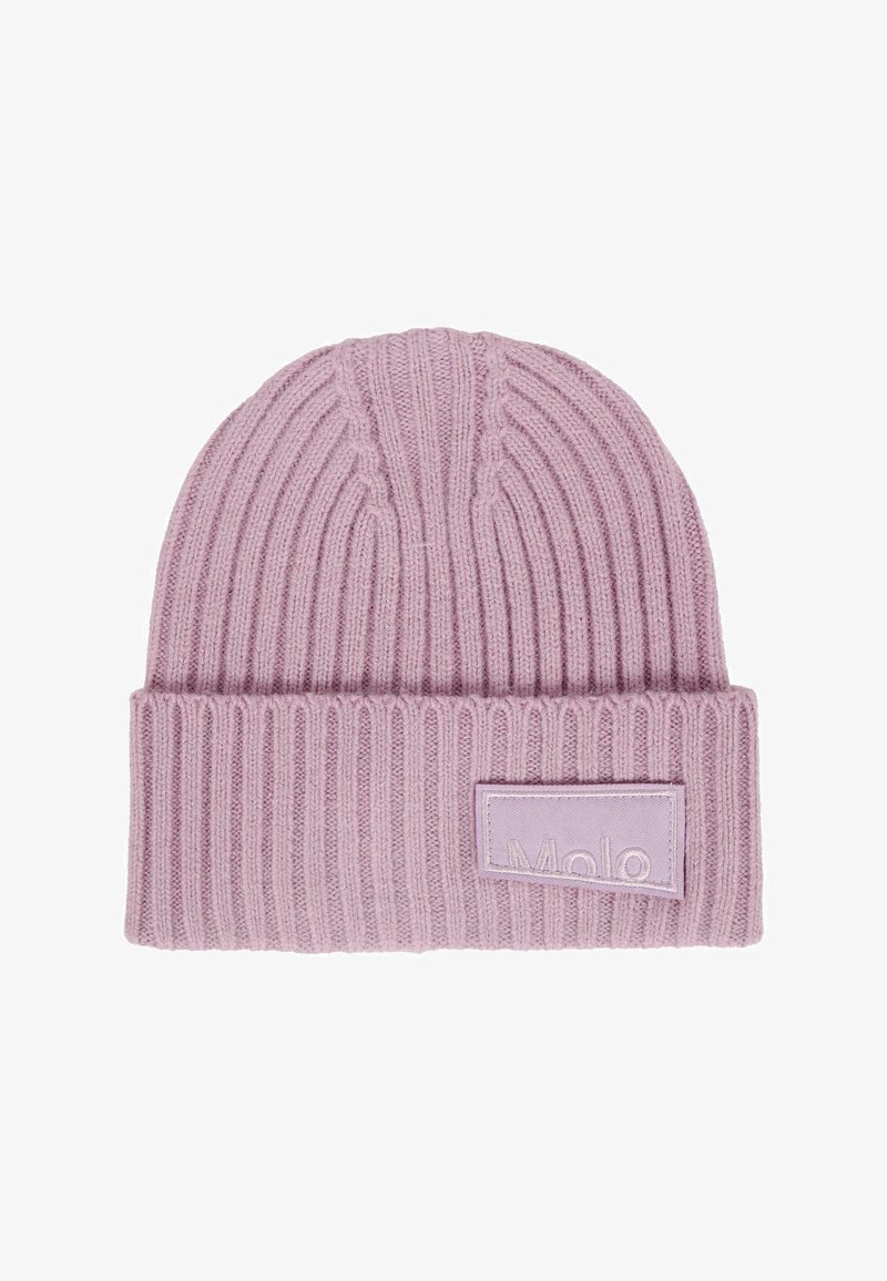 Dziana czapka w delikatnym jasnoliliowym kolorze, z pionowym prążkowaniem i podwiniętym mankietem z teksturowaną naszywką oznaczoną "Molo."