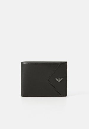 Portefeuille en cuir noir avec une forme rectangulaire élégante, doté d'une accentuation diagonale et d'un petit logo argenté. Texture lisse et design minimaliste.
