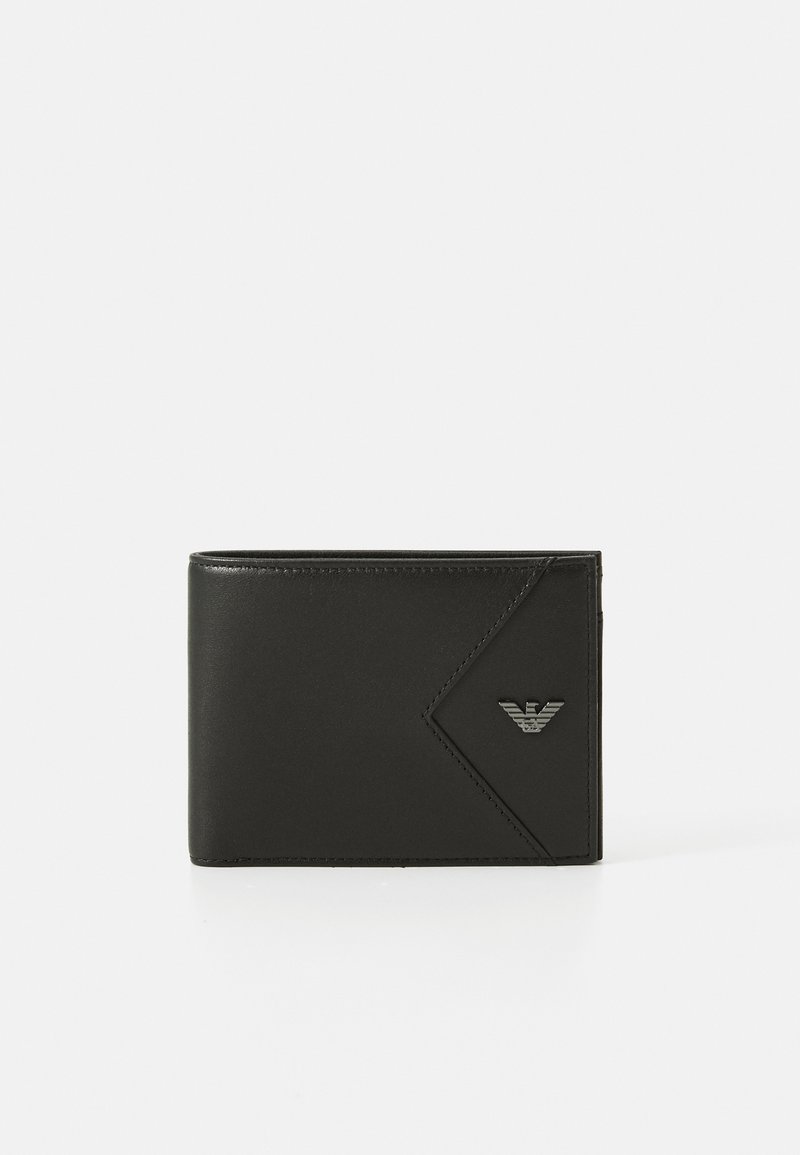 Billetera de cuero negro con una forma rectangular elegante, que presenta un acento diagonal y un pequeño logo plateado. Textura suave y diseño minimalista.