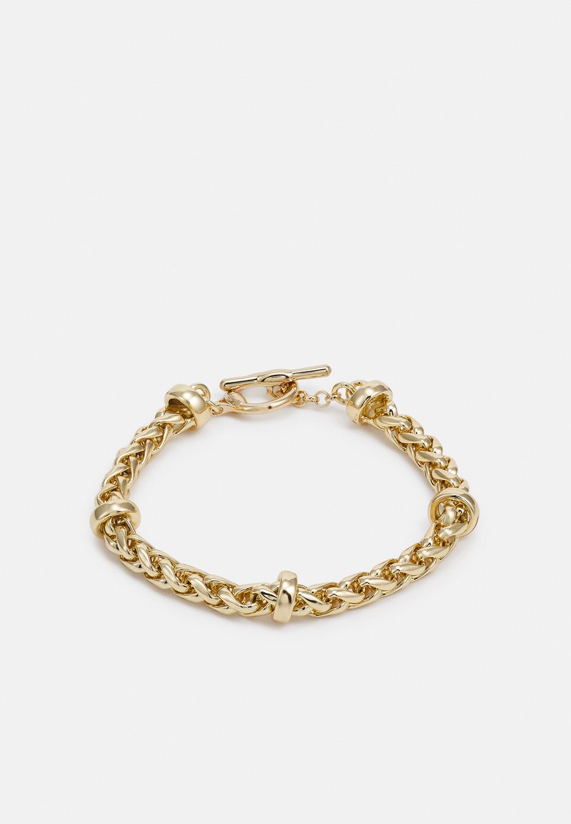 Bracelet en chaîne dorée avec des maillons entrelacés, des accents lisses et un fermoir à bascule. Le design est poli, brillant et complexe.