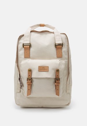 Bižinė drobės kuprinė su odinėmis detalėmis, reguliuojamomis petnešomis, priekinė kišenė su užtrauktukais ir tekstūruota apdaila.