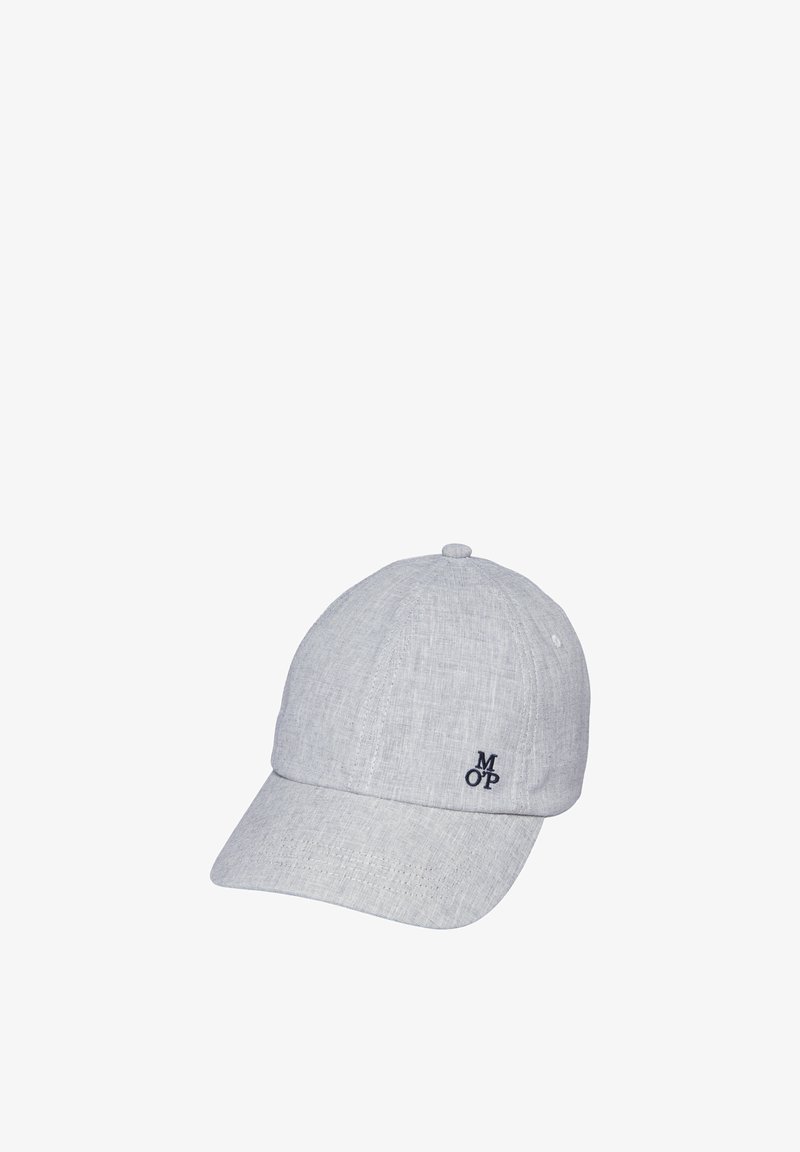 Casquette de baseball en tissu gris clair avec texture subtile et petit logo noir brodé "M OP" sur le panneau avant droit.