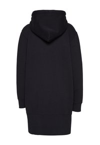 Robe à capuche noire, confectionnée en tissu doux. Comprend une capuche avec cordon de serrage, des manches longues, ainsi que des poignets et un ourlet côtelés. Design simple sans motifs.