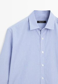 Camicia a righe azzurro chiaro e bianco, realizzata in cotone, con colletto classico, patta con bottoni frontale e tessuto liscio.