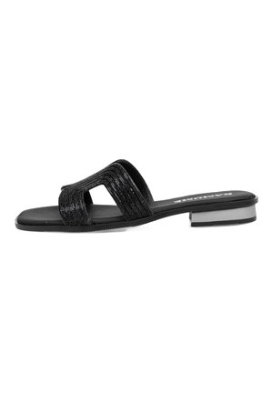 Chanclas negras con dos correas anchas y texturizadas adornadas con acentos metálicos, y un tacón bajo y cuadrado para mayor estabilidad.