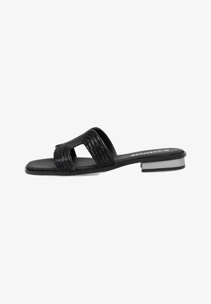 Chanclas negras con dos correas anchas y texturizadas adornadas con acentos metálicos, y un tacón bajo y cuadrado para mayor estabilidad.