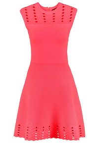 Robe ajustée sans manches de couleur rose vif, avec un tissu texturé, un col à motifs et un ourlet festonné avec des découpes.