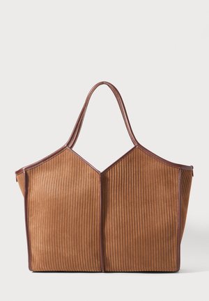 Borsa a tracolla in pelle marrone con dettagli in pelle e texture a righe verticali, che sta in posizione eretta su uno sfondo bianco uniforme.