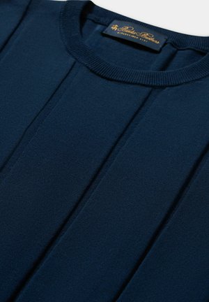 Top lavorato a maglia blu navy con scollatura rotonda, dettagli di cucitura verticale e morbida consistenza. Etichetta attaccata al collo con lettere dorate.