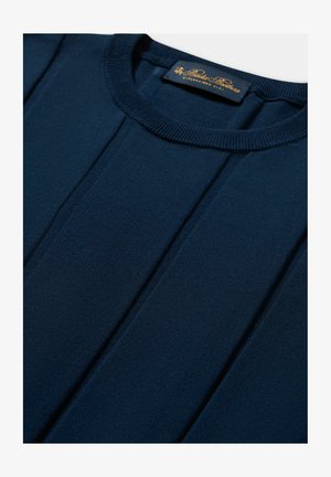 Top lavorato a maglia blu navy con scollatura rotonda, dettagli di cucitura verticale e morbida consistenza. Etichetta attaccata al collo con lettere dorate.