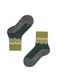 Grüne und graue Socken mit einem Zickzackmuster in Gelb und Weiß. Beinhaltet gepolsterte graue Zehen- und Fersenbereiche, mit dem Markenlogo "FALKE" in Gelb.