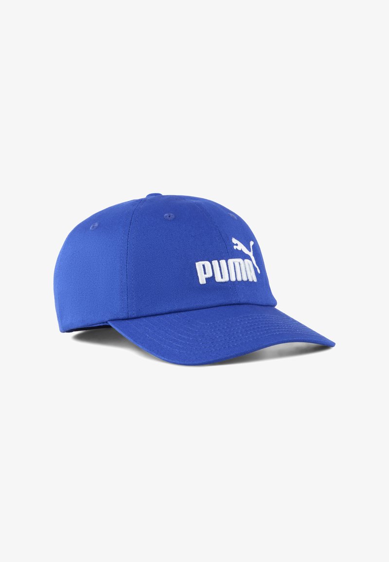 Gorra de béisbol azul hecha de tela con visera curvada, que presenta un logotipo de Puma bordado en blanco en la parte frontal.
