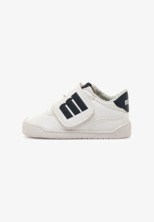 Chaussure pour tout-petit synthétique blanche avec une bride en Velcro, présentant des accents noirs et une semelle en caoutchouc texturée. Petit logo sur la bride.