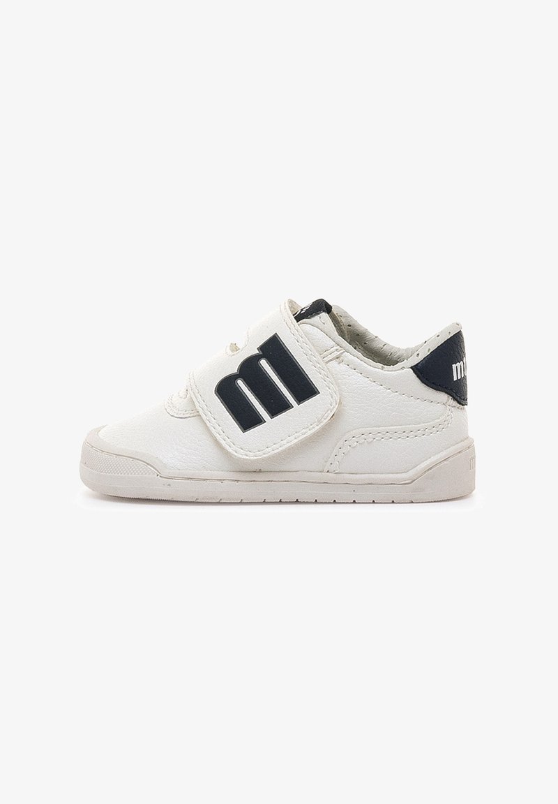 Scarpa sintetica bianca per bambini con cinturino in velcro, caratterizzata da dettagli neri e suola in gomma texturizzata. Piccolo logo sul cinturino.