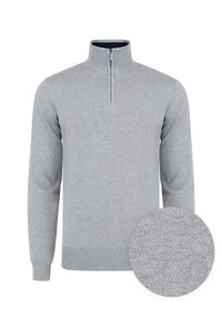 Jasnoszary sweter z półzamkiem, z ribbowanymi mankietami i dołem. Posiada teksturowany materiał, przedstawiony na zbliżeniu.
