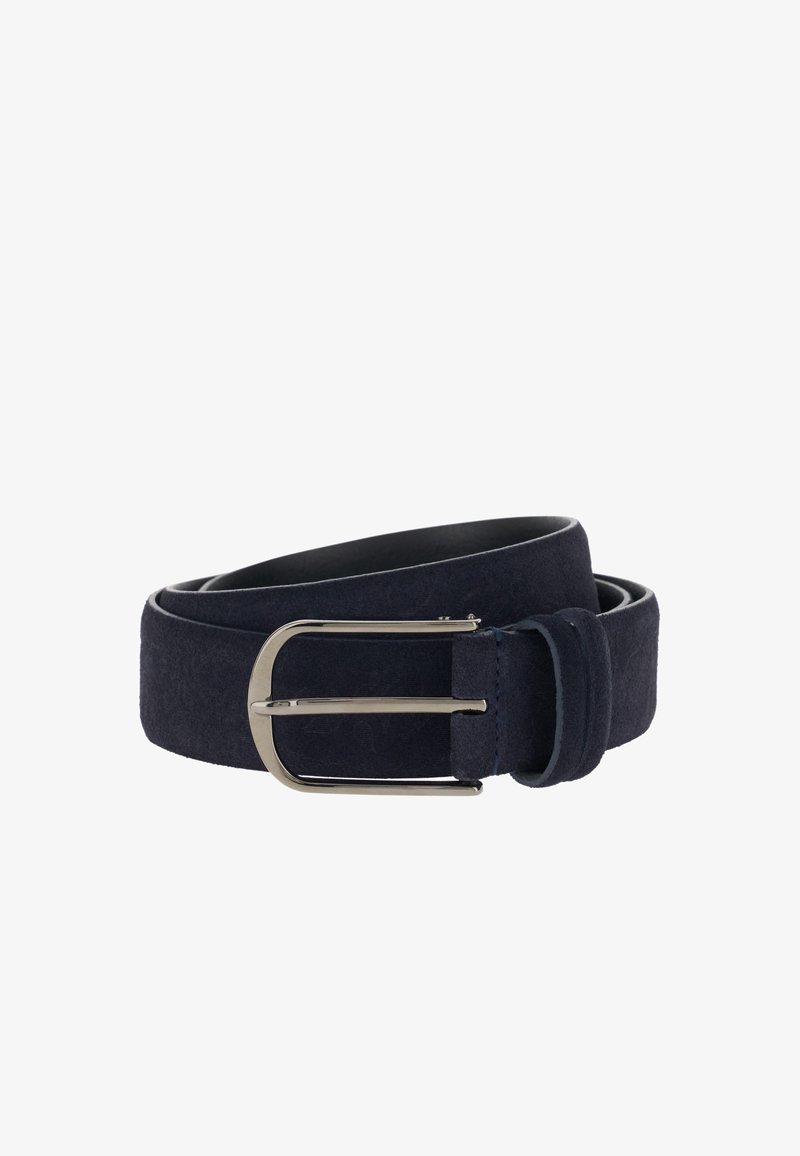 Ceinture en daim bleu marine avec boucle en métal argenté, enroulée sur un fond blanc.
