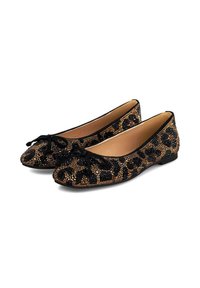 Mocasines de ballet negros con un diseño de leopardo y adornos en oro y bronce, completados con un pequeño lazo en la punta.