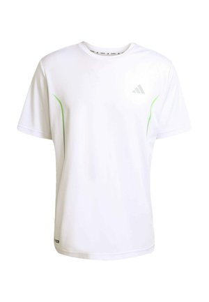 Weißes Sport-T-Shirt mit kurzen Ärmeln, aus glattem Stoff gefertigt. Hat dezente grüne Akzente und ein kleines Logo auf der oberen linken Seite.