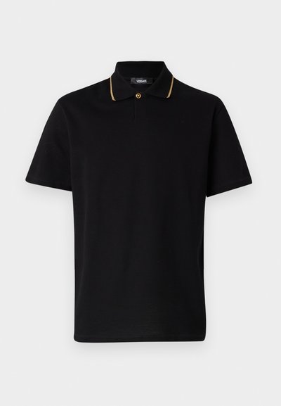Must mustranspalt tee, mis on valmistatud puuvillast. Omab kuldset aktsenti krae peal ja kahte nuppu nööpide ridades. Lühikesed varrukad ja klassikaline lõikekujundus.