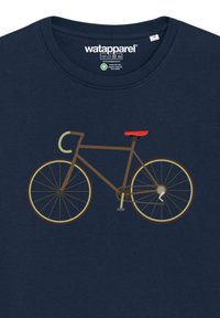 Marineblaues T-Shirt mit einem braunen Fahrrad-Graphic, einem roten Sitz, detaillierten Rädern und hellen Akzenten, gedruckt auf weichem, biologischem Stoff.