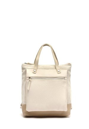 Beige en crèmekleurige draagtas met twee hengsels, een voorzak met ritssluiting en een rechthoekige vorm, geplaatst tegen een witte achtergrond.