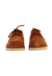 Zapatos de gamuza marrón con punta redonda, que presentan costuras blancas de contraste, cordones marrones y una suela de goma color marrón claro.