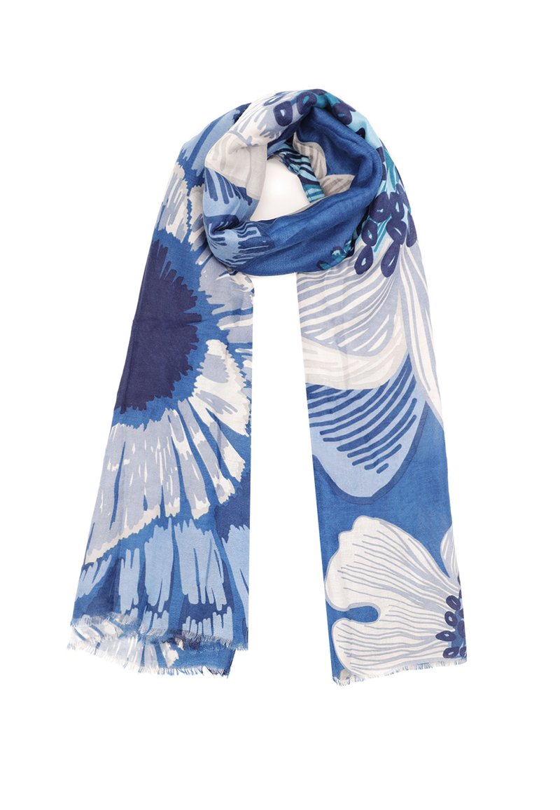 Sciarpa blu e bianca con grandi motivi floreali in tonalità di blu navy, azzurro e bianco, appesa in un loop morbido.