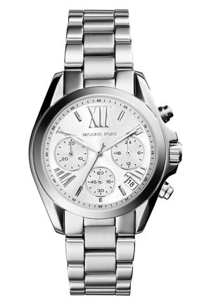 Montre chronographe Michael Kors argentée avec bracelet à maillons métalliques, chiffres romains, affichage de la date et trois sous-cadrans sur un cadran blanc.