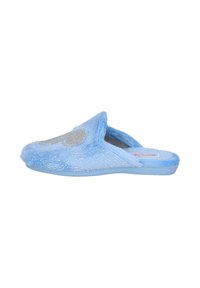 Zapatillas de casa azules y peludas con una textura suave, que presentan un diseño de acento plateado en la parte superior y una suela de color azul claro. Estilo de espalda abierta.