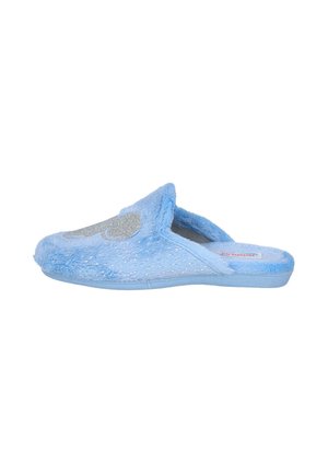Zapatillas de casa azules y peludas con una textura suave, que presentan un diseño de acento plateado en la parte superior y una suela de color azul claro. Estilo de espalda abierta.