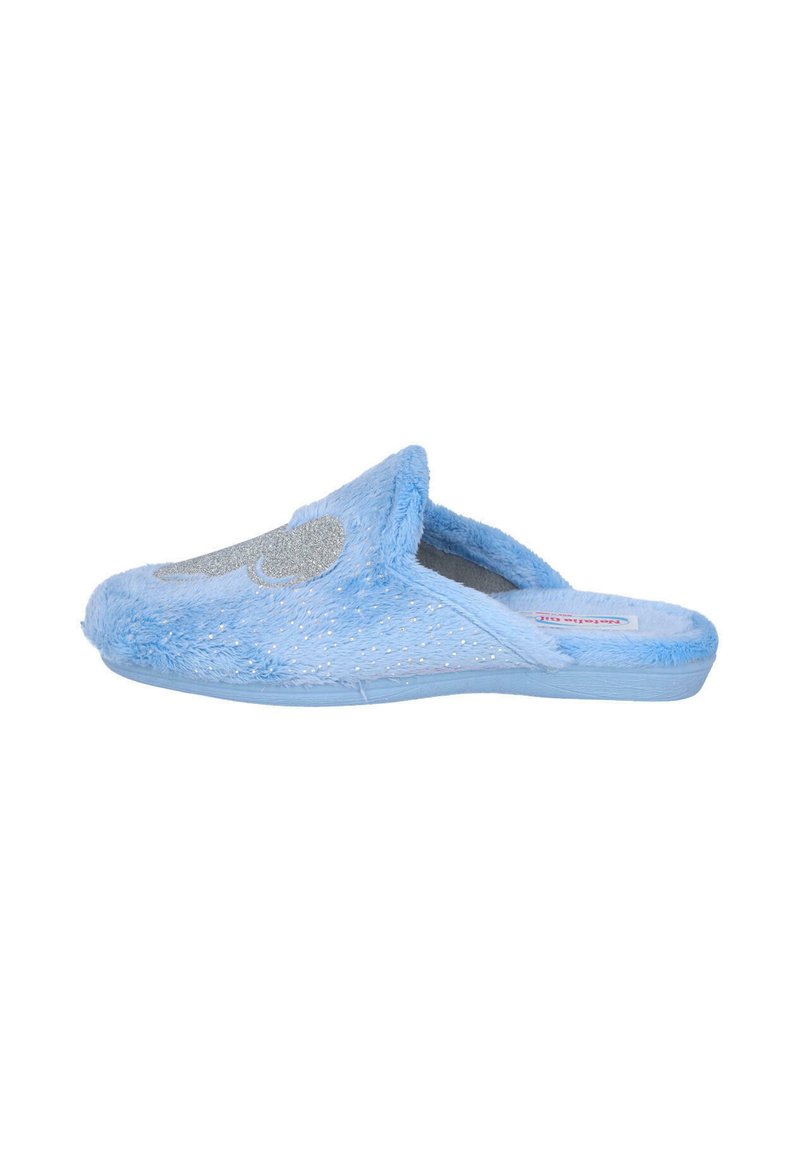 Zapatillas de casa azules y peludas con una textura suave, que presentan un diseño de acento plateado en la parte superior y una suela de color azul claro. Estilo de espalda abierta.