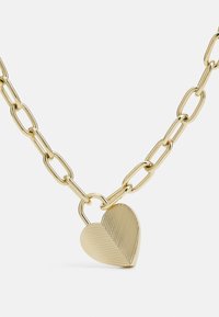 Collar de color dorado con eslabones alargados y un colgante en forma de corazón que presenta una textura estriada en un lado y una superficie lisa en el otro.