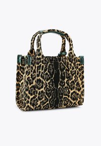 Borsa a tracolla con motivo leopardato, dotata di manici corti, realizzata in un tessuto testurizzato, con accenti neri e una forma rettangolare strutturata.