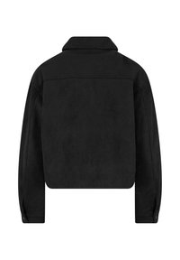 Veste noire courte en matériau doux ressemblant au daim. Elle présente un col pointu, des poignets à boutons et un dos simple sans ornements.