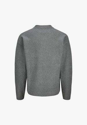 Šedý pletený svetr s dlouhým rukávem a malým límečkem, zobrazený ze zadní strany na bílém pozadí.