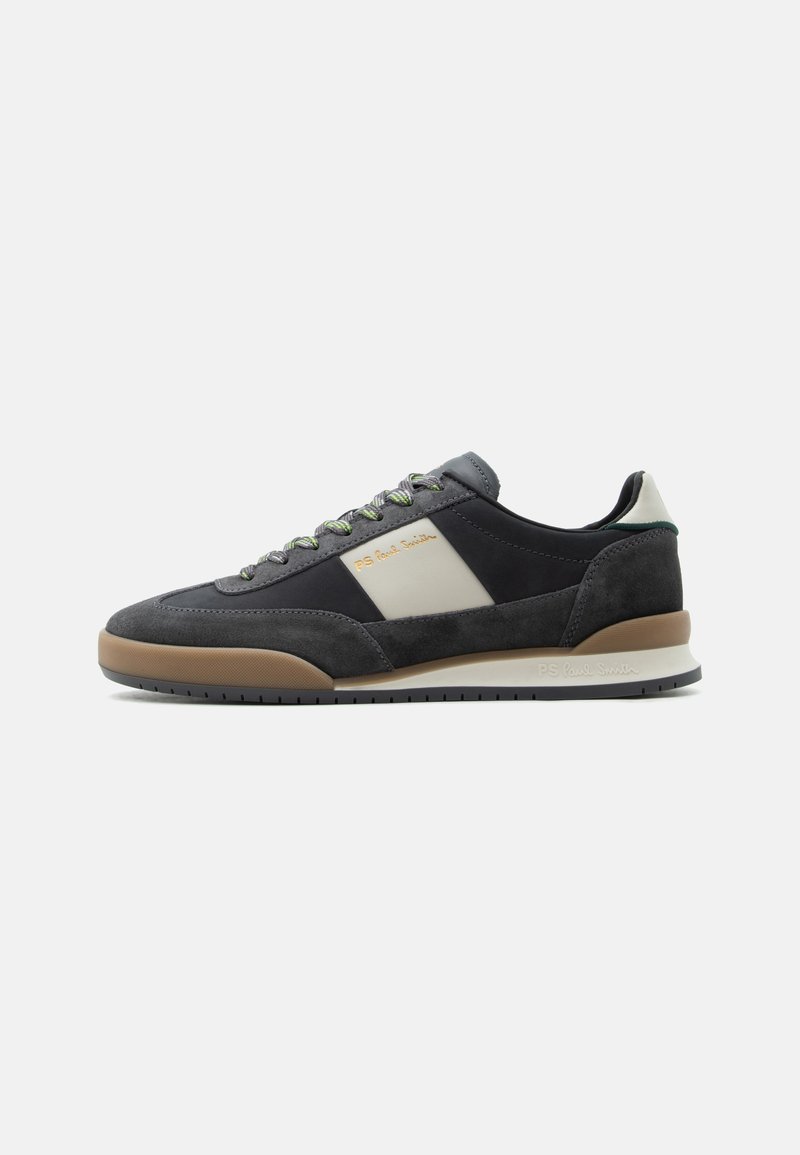 Ανδρικό χαμηλό sneaker σε σκούρο γκρι και μαύρο σουέτ με μπεζ πλευρική ρίγα, χρυσό λογότυπο, κορδόνια με σχέδιο και λευκή και καφέ σόλα.