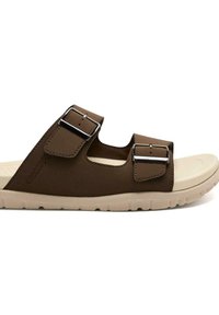 Sandale marron en matériau synthétique avec deux sangles réglables, boucles en argent et une semelle beige texturée pour l'adhérence.