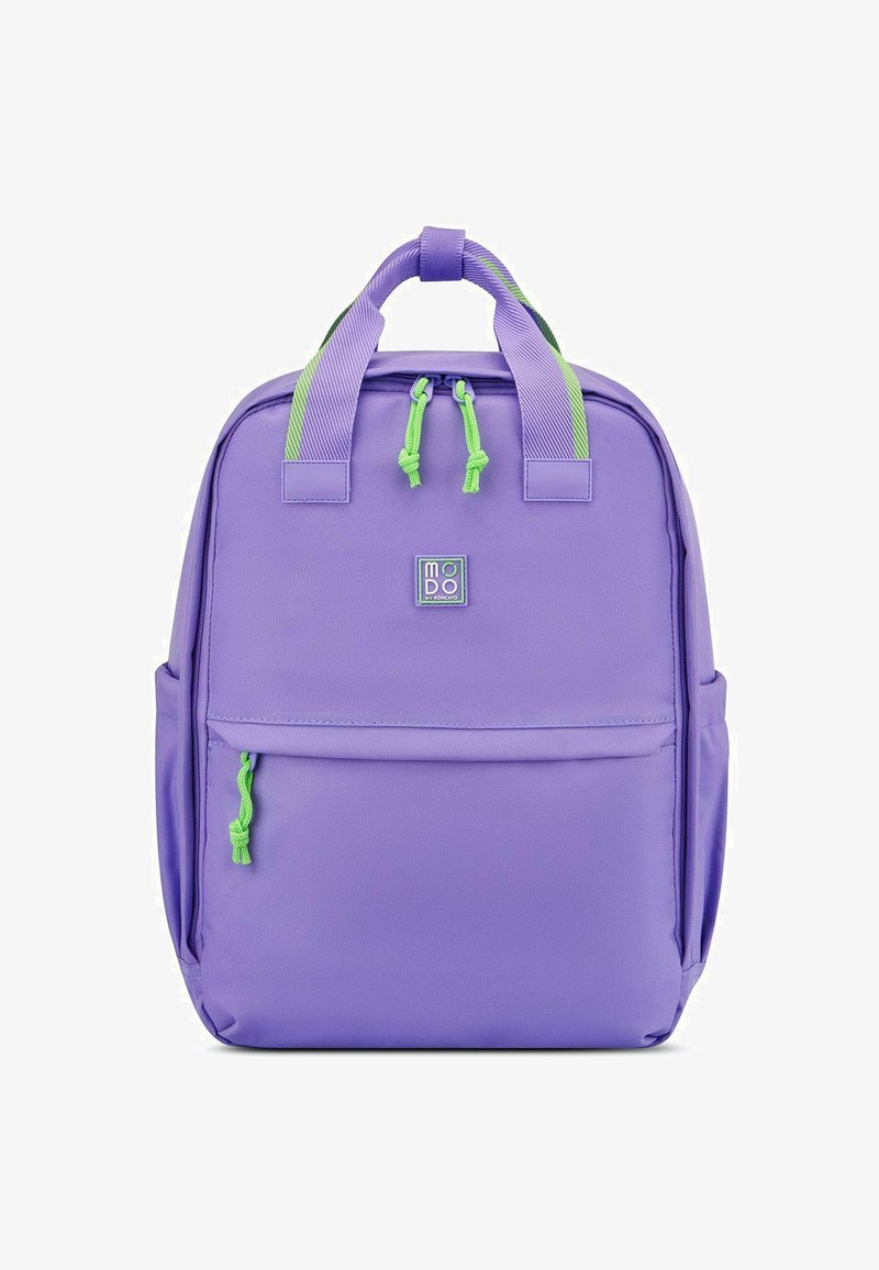 Mochila morada con dos asas superiores, acentos verdes y tiradores de cremallera. Incluye un bolsillo frontal y tela texturizada para mayor durabilidad.