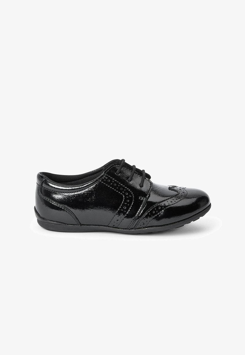 Chaussure Oxford en cuir noir brillant avec détails brogue et lacets, vue du côté extérieur sur un fond blanc.