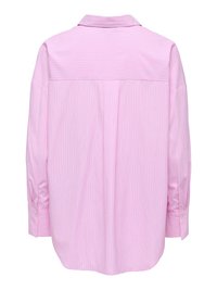 Chemise rose à manches longues avec fines rayures verticales bleues, visible de dos, dotée d’un col classique et de poignets boutonnés.