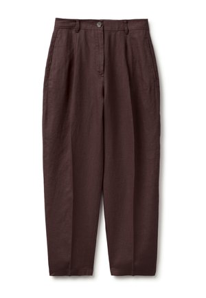 Brązowe spodnie z wysokim stanem, zwężane, z szlufkami na pasek, bocznymi kieszeniami i zapięciem na guzik na białym tle.