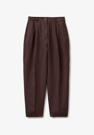 Bruine hoge taille taps toelopende broek met riemlussen, zijzakken en knoopsluiting op een witte achtergrond.