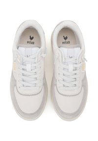 Baskets gris clair avec un mélange de cuir et de daim, dotées de lacets plats, d'un col rembourré et d'un logo sur la languette.