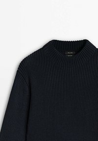 Pull en laine épaisse bleu marine foncé avec col montant côtelé, manches longues et tissu texturé.