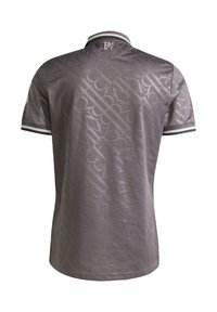 Polo shirt grigio testurizzato con un motivo sottile, presenta un colletto e dettagli a strisce sulle maniche. La schiena include un dettaglio del logo.