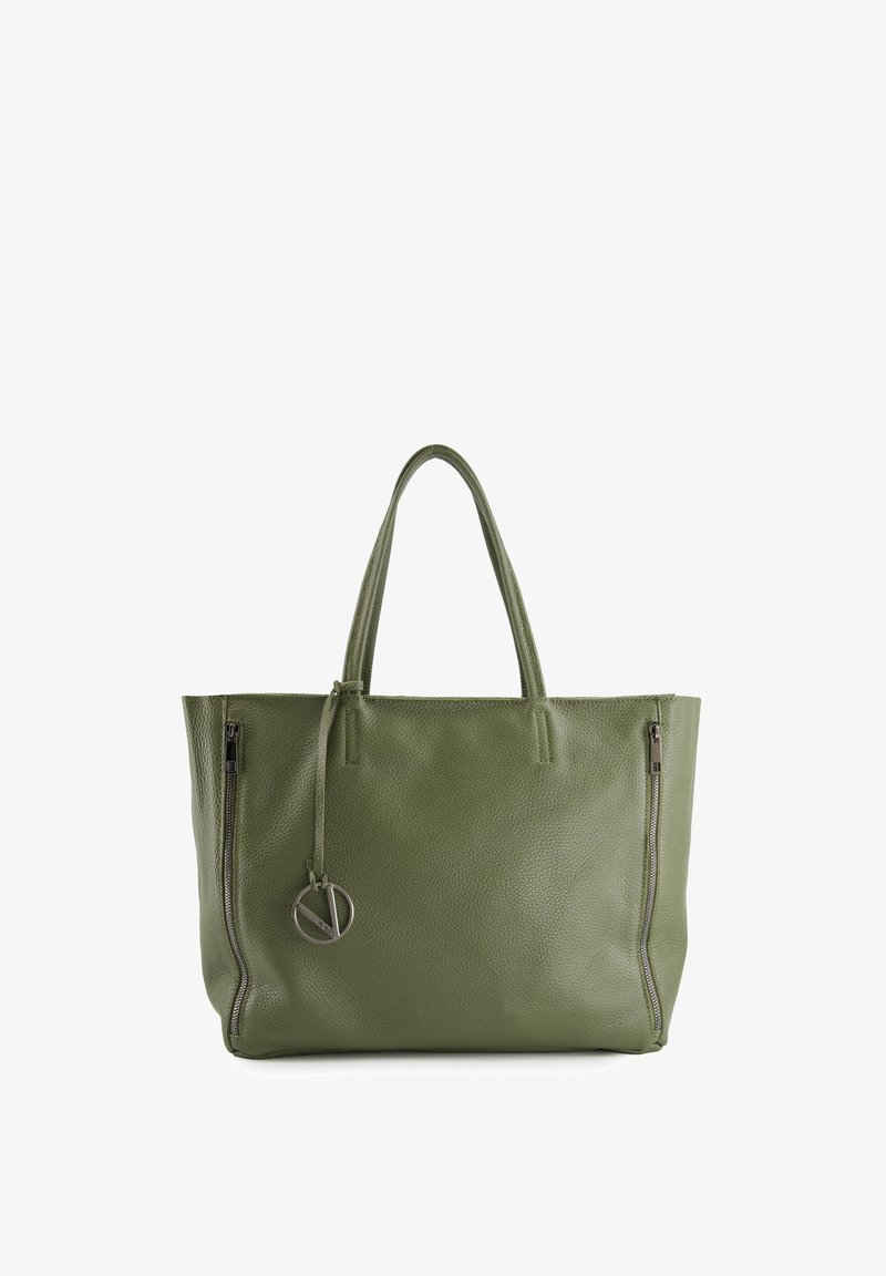 Groene leren totebag met een gestructureerde afwerking, dubbele handvatten aan de bovenkant, ritsaccenten aan de zijkanten en een decoratieve bedel eraan bevestigd.