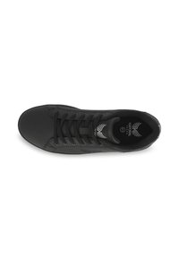 Sneaker noir avec une tige supérieure en synthétique lisse, design à lacets, bout rond et logo subtil sur la languette. Accents texturés le long des côtés.